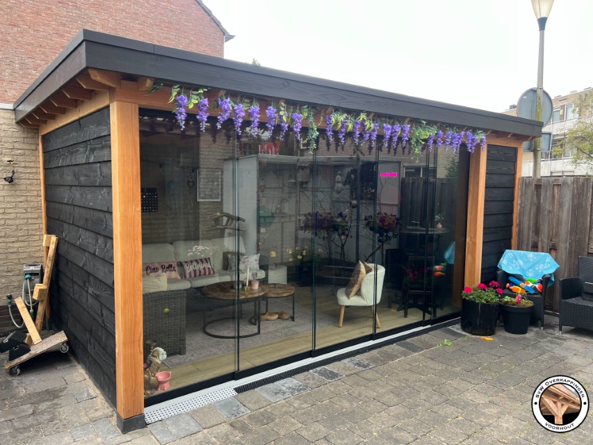 Overkapping met glazen wanden in Voorhout